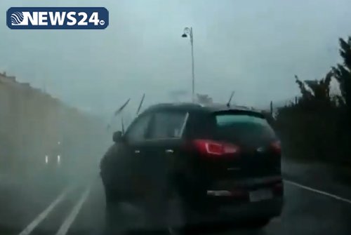 Bakıda yağışlı havada sürətlə gedən avtomobilin törətdiyi QORXUNC QƏZA -VİDEO