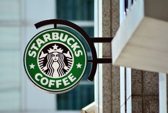 "Starbucks"-a hücum - Qəhvəxana dağıdıldı