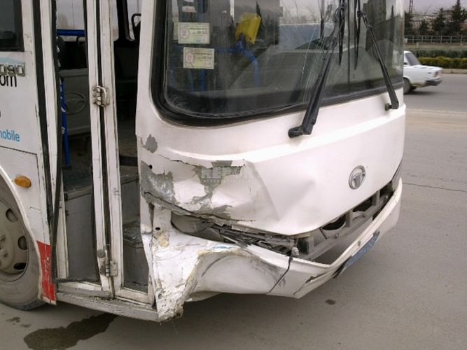 Sabunçuda avtobuslar toqquşdu - sərnişin yaralandı