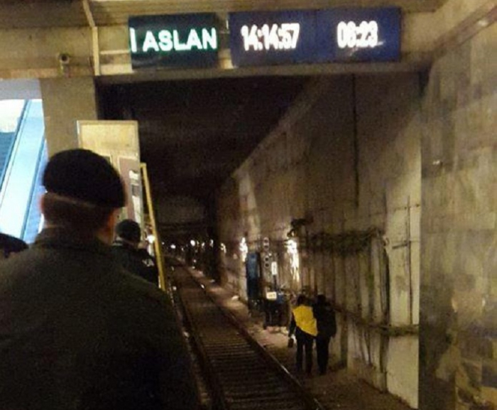 Metroda gənc oğlan özünü qatar yoluna atdı - FOTO