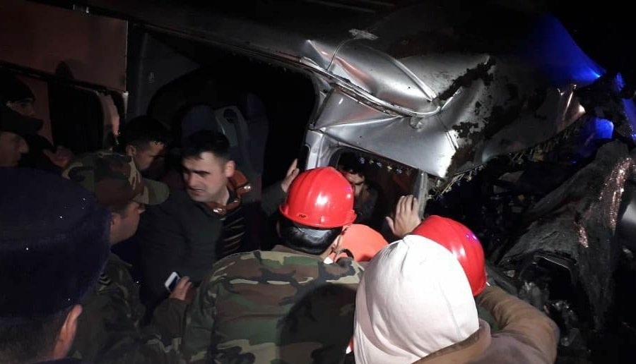 Kürdəmirdə mikroavtobus traktora çırpıldı - sürücü və sərnişinlər yaralandı