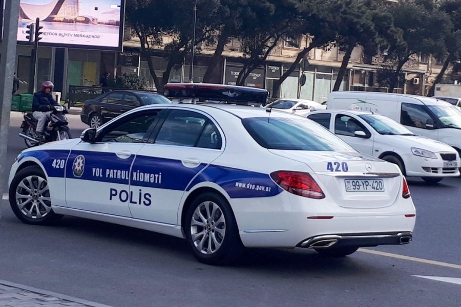 Yol polisinin sürücülərə tələ qurması ilə bağlı yayılan görüntülərə RƏSMİ CAVAB