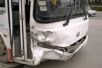 Sabunçuda avtobuslar toqquşdu - sərnişin yaralandı