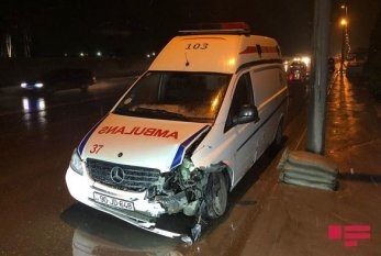 Bakıda təcili tibbi yardım avtomobili qəzaya uğradı, tibb işçiləri yaralandı - FOTO