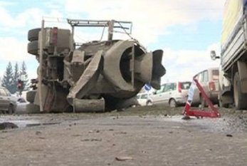 Şəmkirdə betonqarışdıran maşın minik avtomobilinin üstünə aşdı 