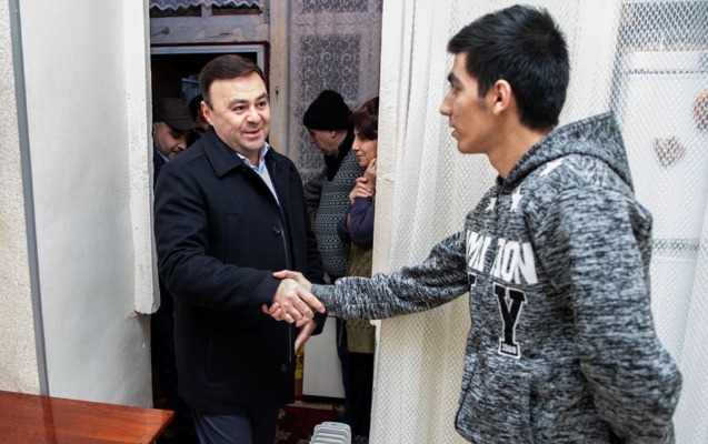 Elnur Allahverdiyev Aprel döyüşlərinin iştirakçısının evində - FOTOLAR