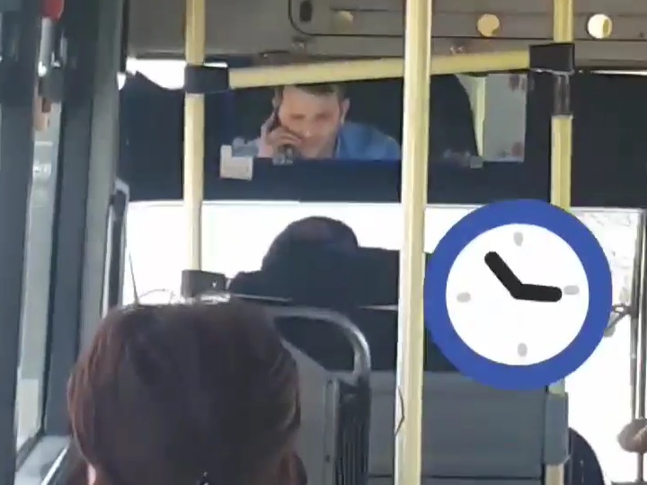 Qulağında telefon, damağında siqaret... - Bakıda avtobus sürücüsünün bir günü - VİDEO