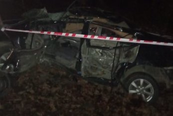Avtomobil ağaca çırpıldı -1 ölü, 2 yaralı 