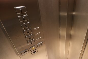 Bakıda liftdə dəhşətli hadisə - İçəri girən kişi 2 qadını amansızlıqla...