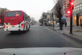Bakıda sərnişinlə dolu avtobus qırmızıda keçdi – VİDEO