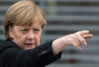 Nazir koronavirusa görə Merkelin əlini HAVADA QOYDU - VİDEO