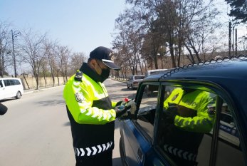 Polis sürücülərə spirt, maska və əlcək PAYLADI - FOTO