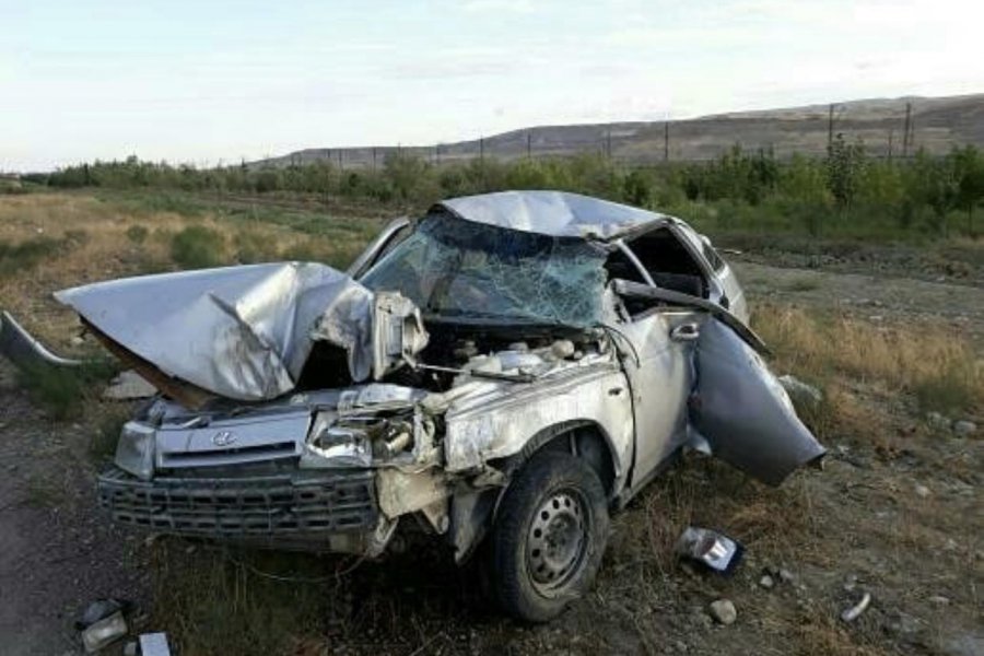 “BMW” yol kənarındakı ağaca çırpıldı - Qazaxda