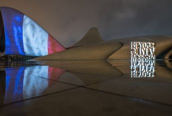 Heydər Əliyev Mərkəzinin binası üzərində Fransa bayrağı əks olunub - FOTO