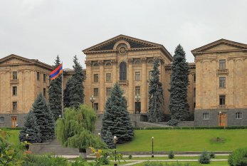 Ermənistan parlamentinin qarşısında hadisə - VƏTƏNDAŞ AĞZINI TİKDİ