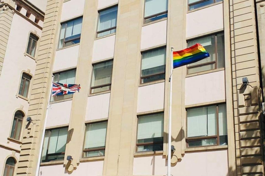 Bakıda səfirlik qarşısında homoseksualların bayrağı UCALDILDI - FOTO