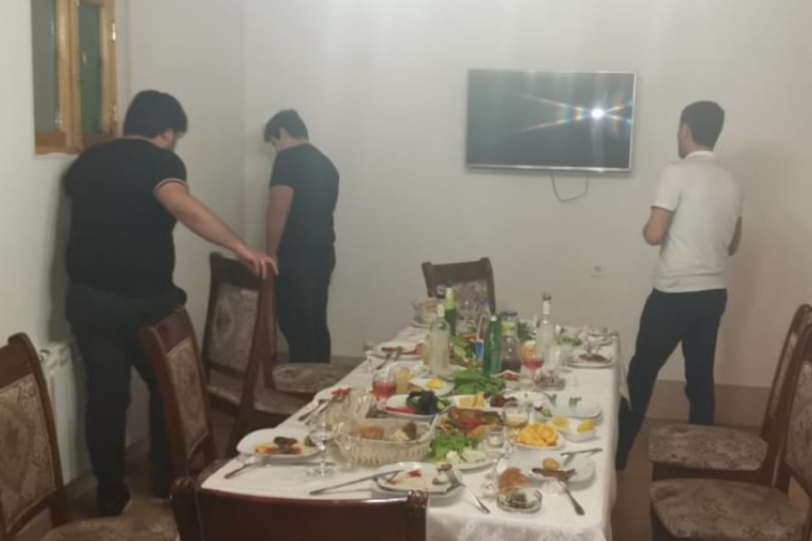 Altıdan sonra fəaliyyət göstərən restoran sahibi və müştərilər CƏRİMƏLƏNDİ - FOTO - VİDEO