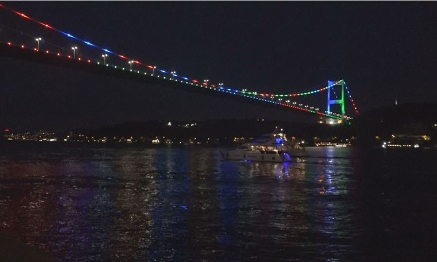 İstanbulun rəmzləri Azərbaycan bayrağı RƏNGLƏRİNDƏ