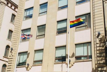 Bakıda səfirlik qarşısında homoseksualların bayrağı UCALDILDI - FOTO
