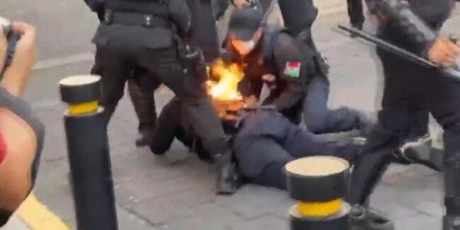 Etirazçılar bu dəfə polisi yandırdı - DƏHŞƏTLİ VİDEO
