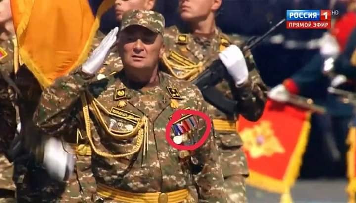 Erməni polkovnik parada Qondarma Dağlıq Qarabağın bayrağı olan MEDALLA GƏLDİ - FOTO