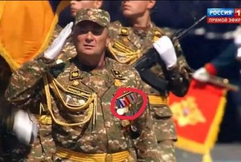 Erməni polkovnik parada Qondarma Dağlıq Qarabağın bayrağı olan MEDALLA GƏLDİ - FOTO