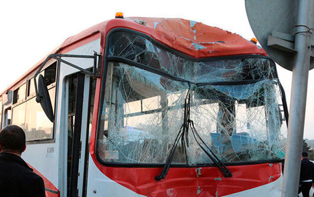 Sərnişin avtobusu maşına çırpıldı, sürücü öldü 