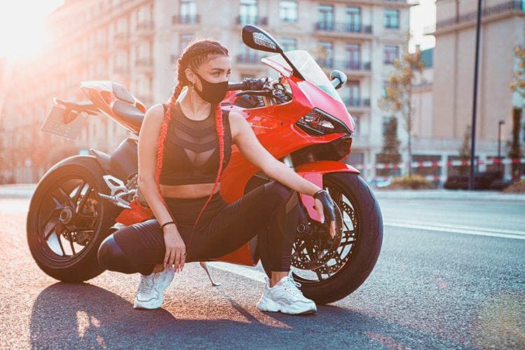 Maskalı Renka motosikleti ilə fotosessiya etdi - FOTOLAR