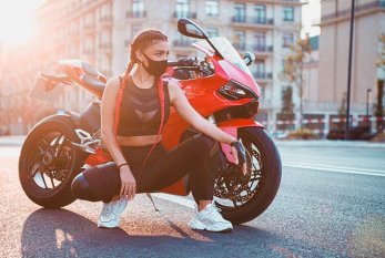 Maskalı Renka motosikleti ilə fotosessiya etdi - FOTOLAR