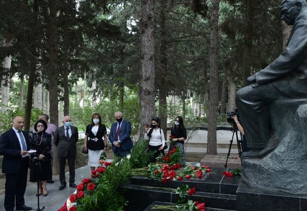 l Fəxri Xiyabanda Üzeyir Hacıbəylinin və musiqi xadimlərinin məzarları ziyarət edildi - FOTO