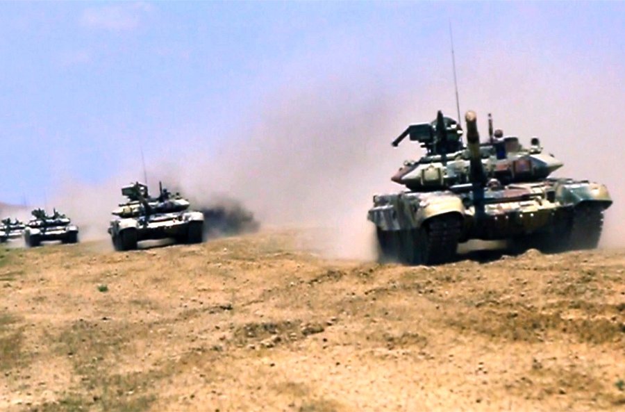 Tank bölmələri artilleriya ilə qarşılıqlı fəaliyyətdə təlim-döyüş tapşırıqlarını icra edirlər - VİDEO