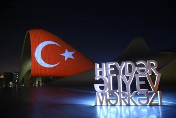 Heydər Əliyev Mərkəzinin binası üzərində Türkiyə bayrağı - FOTO