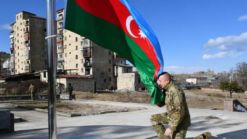 Prezident Laçında Azərbaycan bayrağını ucaltdı- VİDEO