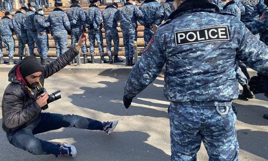 Ermənistan polisi etiraz aksiyasını zorakılıqla dağıtdı – Bir jurnalist yaralandı