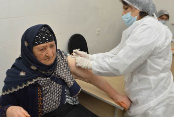 Azərbaycanda 100 yaşlı qadın:  "Peyvəndi vurdurdum ki, xəstələnməyim" - VİDEO