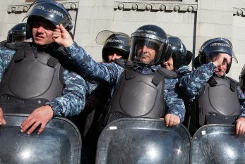 Yerevanda gərginlik davam edir - POLİS AVTOBUSLARI PARLAMENT BİNASINA GƏLDİ