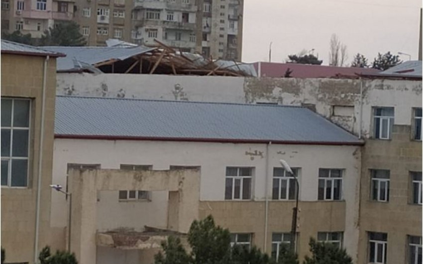 Bakıda külək məktəbin dam örtüyünü uçurdu - FOTO