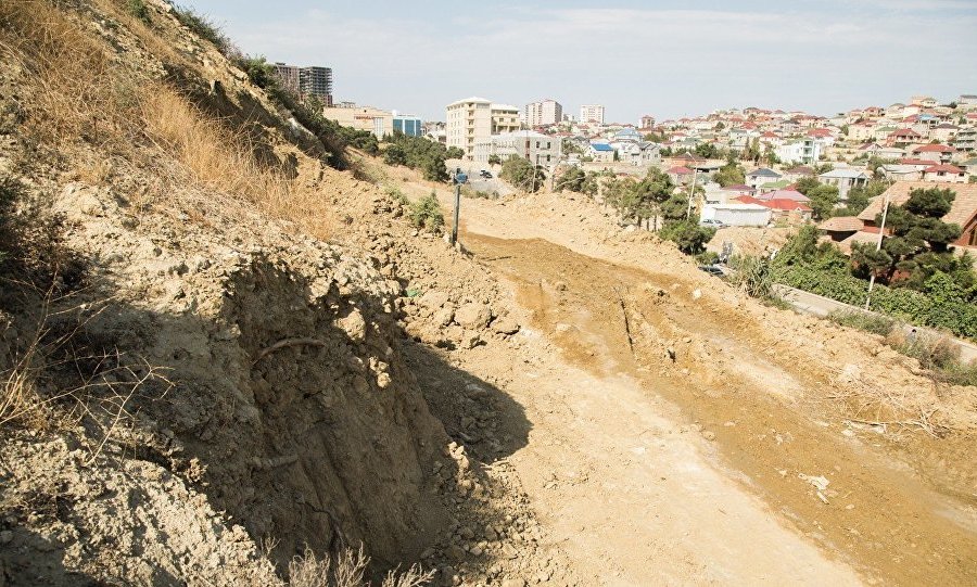 Badamdar yamacı yenidən sürüşdü 