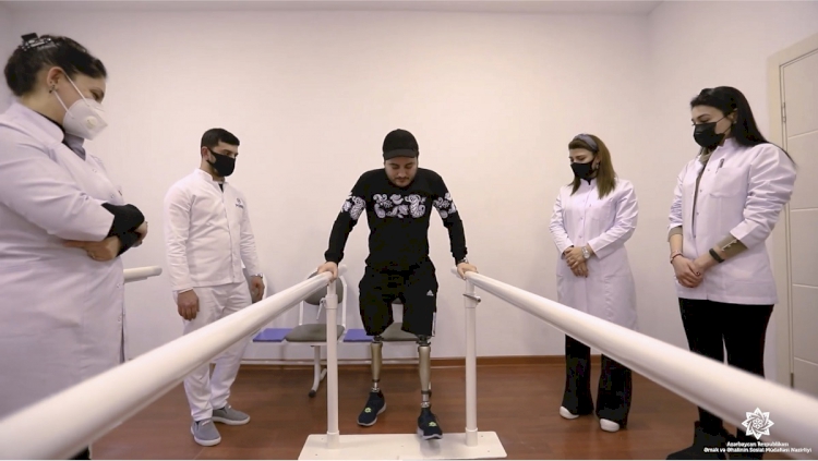 Qazimiz hər iki ayağı üçün yüksək texnologiyalı protezlərlə təmin edildi - VİDEO