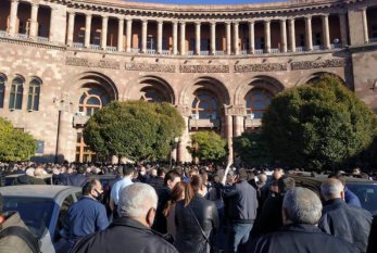 Yerevanda parlament binasının qarşısında müxalifət mitinq keçirilir 
