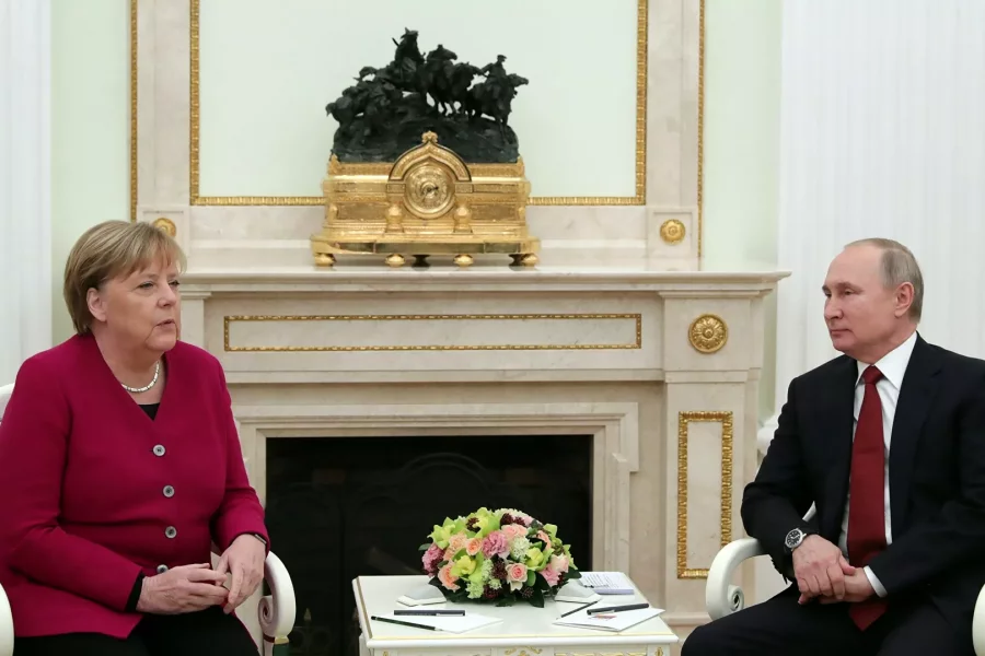 Putin Merkellə Donbassı müzakirə etdi 