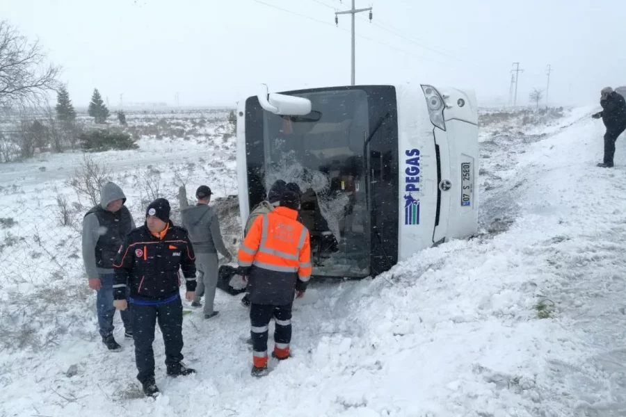 Türkiyədə turistləri daşıyan avtobus qəzaya uğradı - ÇOX SAYDA YARALI VAR