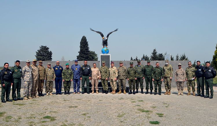 Xarici ölkələrin Azərbaycandakı hərbi attaşeləri HHQ-nin hərbi hissəsini ziyarət etdi 