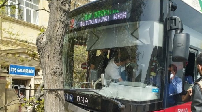 "BakuBus"un avtobusu ağaca çırpılıb, xəsarət ALANLAR VAR