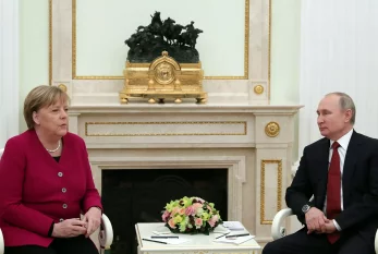 Putin Merkellə Donbassı müzakirə etdi 