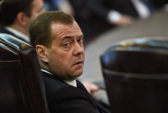 Medvedev Navalnının siyasi fırıldaqçı adlandırdı 