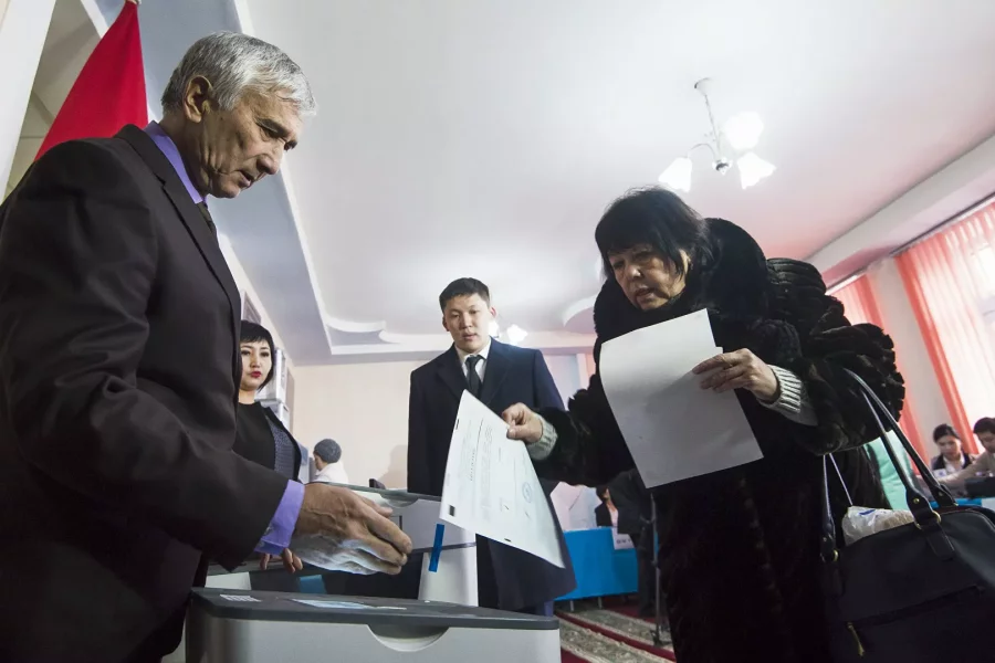 Qırğızıstan prezidenti yeni konstitusiya layihəsini imzalayacaq 