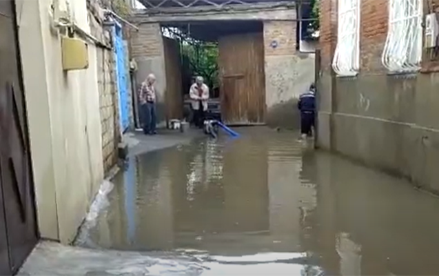 Gəncədə evləri su basdı - Video