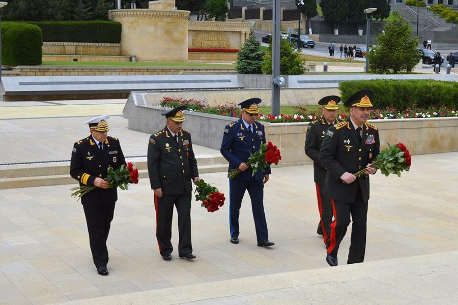 Zakir Həsənov Həzi Aslanovun abidəsini ziyarət etdi - FOTO