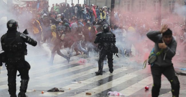 Kolumbiyada etirazçılar polisi öldürürlər 